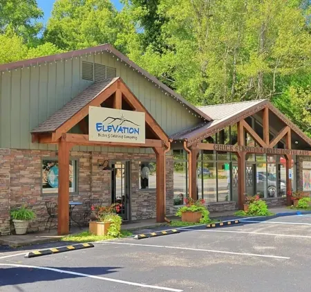 Updated Brow View Cabin with Hot Tub/Fire Pit/Arcade in Mentone