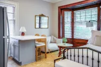 Cozy 1-bedroom Apartment Steps from Park Ave with AC, WiFi
