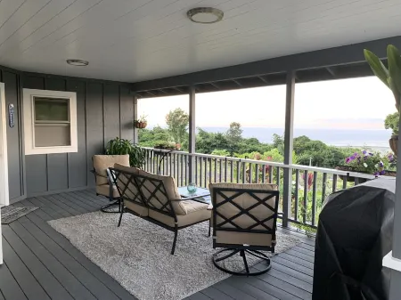 Gorgeous Ocean View, Comfortable Cool Elevation, Close to Everything!