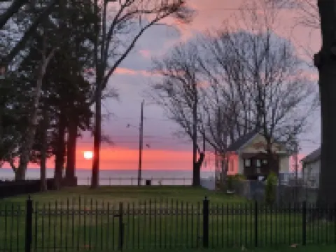 Charming 4-bedroom, 2-bath cottage, dog friendly, AC, WiFi, 1 block to beach Hotels in Colonial Beach