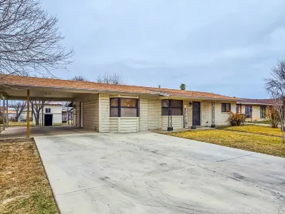 Charming 3-bedroom house in Eagle Pass Hôtels à proximité de : Memorial Junior High School