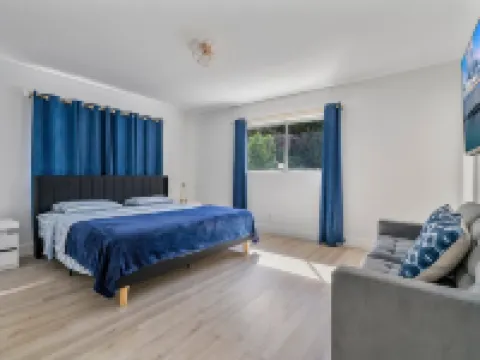 4BR Oasis w/heated pool & arcade!  Pet friendly, groups, couples & families!