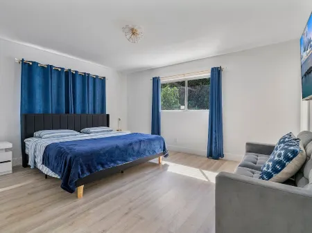 4BR Oasis w/heated pool & arcade!  Pet friendly, groups, couples & families!