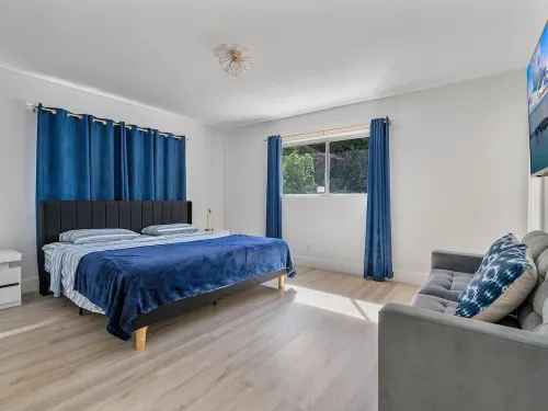 4BR Oasis w/heated pool & arcade!  Pet friendly, groups, couples & families!