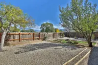 Taos Pine Home - A/C - Hot Tub - Private Courtyard - Prime Location Hotels in Taos