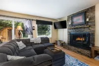 Quaint Dog Friendly Cabin with private sauna and hot tub 7 minutes from Breck