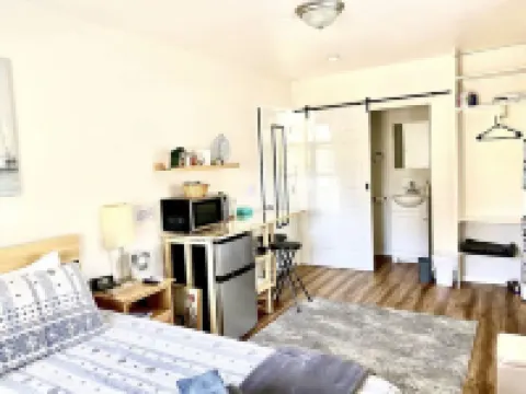 Cozy private guest suite for a maximum of 3 nights!!! 酒店