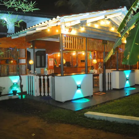 Raymond House(Sun Beach House) Отели рядом с достопримечательностью «Река Полватта»