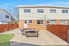 Beautifully Renovated 4 bedroom/2.1 Bathroom Townhome in Des Plaines!