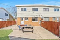Beautifully Renovated 4 bedroom/2.1 Bathroom Townhome in Des Plaines! Отели рядом с достопримечательностью «Басс Форест-Север»