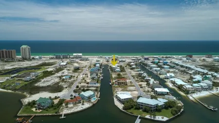 Canal Front House Sleeps 10 - Book now for Summer Отели рядом с достопримечательностью «Наварр Бич Си Тертл Консервейшен Сентер»