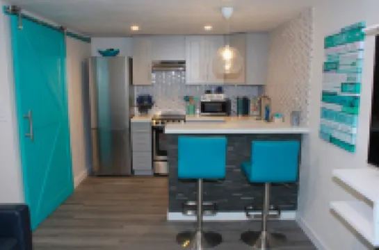 Enjoy this  stylish studio space. Walking distance from Hardrock Stadium 마이애미가든 호텔