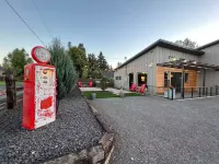 The Shop on Cherry--Private Hot Tub! 8 Minutes to Downtown in Semi-Rural Area