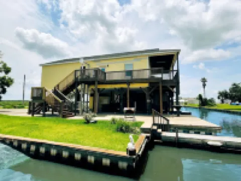 "The Yellowfin"  trophy speckled trout, redfish and flounder fishing. Hotels in Hackberry