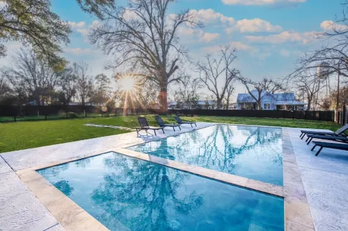 The Ella Norah. A Luxury Retreat. Pool and Spa. Steps to Main Street.