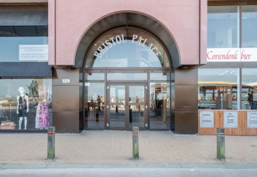 Aqua Vista 아파트의 넓은 거실과 테라스에서 바라본 바다 전망