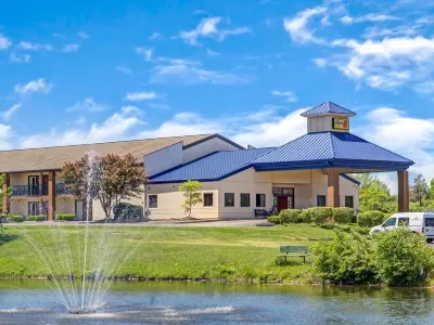 Super 8 by Wyndham Mason Hotels near Zephyr