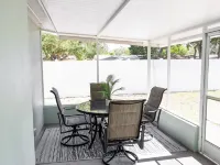 NEW! The Seafoam Bungalow - close to beaches! 라르고 호텔