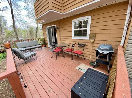 Charming 3-bedroom townhome with WiFi, back deck and fire pit.  Minutes from UVA