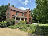 Grovemont Getaway - 3 bedroom, 2.5 bath beautifully updated historic home