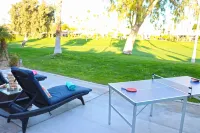 Fairway Getaway: Community Pools, Gym, Golf View!