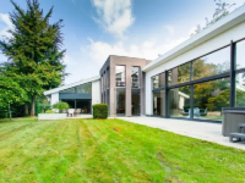 8P 4B Lanaken Retreat: Swimming Pool Jacuzzi and Sauna Hotels in Lanaken