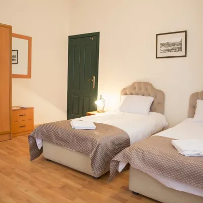 Old City Inn Hotel Các khách sạn gần Tháp Maiden