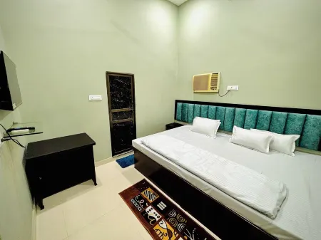 Shree Balaji Comfort Отели рядом с достопримечательностью «Сарнат»