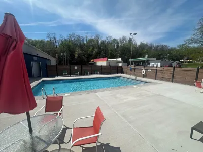 Lighthouse Inn & Suites Hotel di 