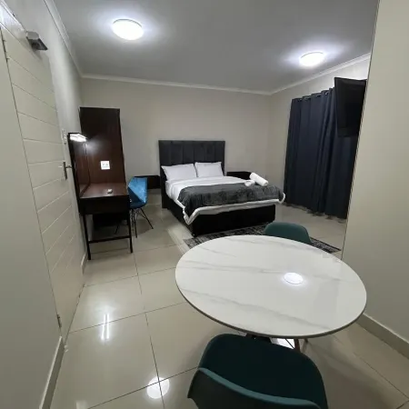 Bayside Suites Hotel Отели рядом с достопримечательностью «Компания Плейхаус»