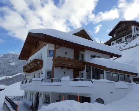 Apartment in Tyrol Near Ski Slopes Hoteles en Fließ