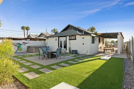 Featherlight Cottage with BBQ and Hot Tub in Downtown Phoenix