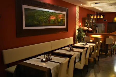 Hotel Złote Dęby Отели рядом с достопримечательностью «Multioutlet Sp. z o.o.»