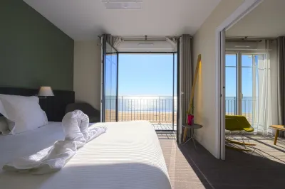 Les Flots - Hôtel et Restaurant Face à l'océan - Châtelaillon-Plage Hotels in Chatelaillon-Plage