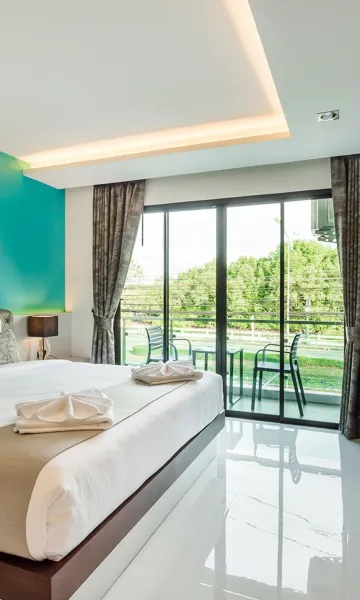 ห้องดีลักซ์ เตียงคิงไซส์ พร้อมระเบียง