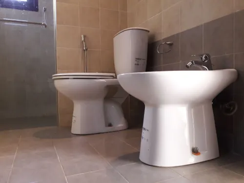 Lush Lakeside Villa Hotels in Malabe