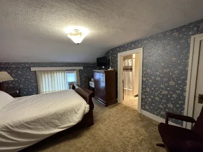 The Colonial Inn & Creamery Hotels in Reading