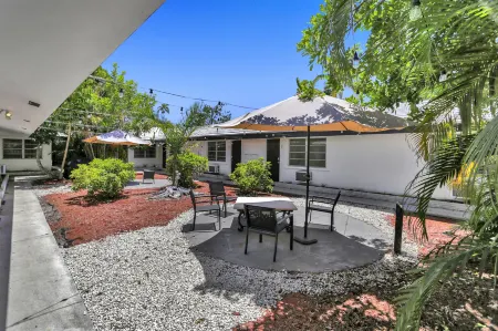 Victoria Park Regency Отели рядом с достопримечательностью «Museum of Discovery and Science»