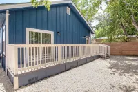 Beautiful Fenced 3Br 2BA Near Exciting Downtown - Bungalows