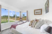 Mandalay Beach House on Pipe Clay Lagoon Отели рядом с достопримечательностью «Парк Креморн Апекс»