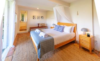 Koi Waiheke with Private Beach Access and Mooring