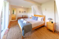 Koi Waiheke with Private Beach Access and Mooring