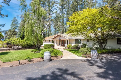 5 Bedroom, 6.5 Bath Luxury Home on 3+ Acres, 5 Min to Square Hotels in Sonoma County