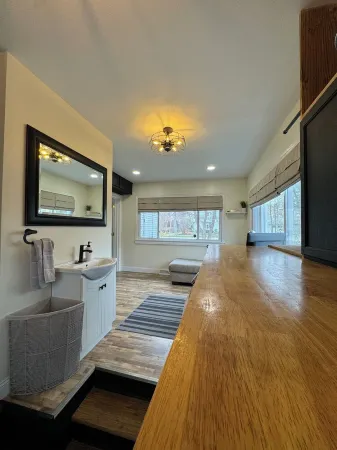 Charming 4-bedroom house with WiFi and AC in DeKalb Отели в г. Де-Калб