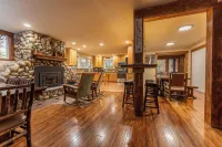 Private get away Spacious, sleeps 18 ..large game room