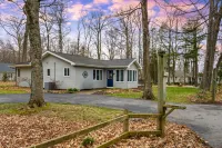 Charming Cottage with Fire Pit and Outdoor Grill - Inviting Getaway Các khách sạn ở Egg Harbor