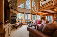 Gorgeous lakefront cabin with fireplace & deck - 5 miles to Glacier Hotels in der Nähe von Lake McDonald