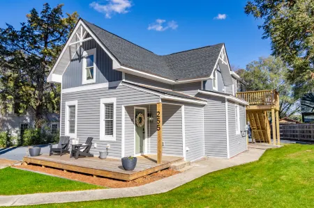 Charming Cottage Retreat Steps from Vibrant Downtown - Cozy Haven