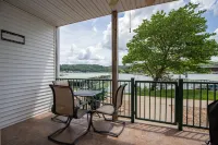 Stunning Lake Views and Access to Three Pools - Serene Getaway