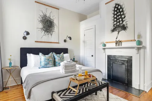 Close to Attractions and Trendy Coffeehouse - Bright Cheerful Oasis